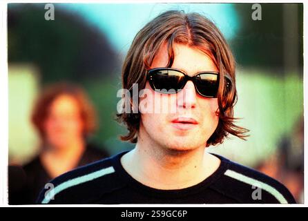 EMBRACE, PORTRAIT, READING FESTIVAL, 2000: Sänger Danny McNamara von Embrace Backstage beim Reading Festival, 26. August 2000. Foto: Rob Watkins. INFO: Embrace ist eine englische Rockband, die 1990 in West Yorkshire von den Brüdern Danny und Richard McNamara gegründet wurde. Bekannt für ihre emotionalen Hymnen und herzlichen Texte, sind ihre Hits „Gravity“ und „Ashes“. Sie genießen eine treue Fanbase. Stockfoto