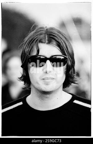 EMBRACE, PORTRAIT, READING FESTIVAL, 2000: Sänger Danny McNamara von Embrace Backstage beim Reading Festival, 26. August 2000. Foto: Rob Watkins. INFO: Embrace ist eine englische Rockband, die 1990 in West Yorkshire von den Brüdern Danny und Richard McNamara gegründet wurde. Bekannt für ihre emotionalen Hymnen und herzlichen Texte, sind ihre Hits „Gravity“ und „Ashes“. Sie genießen eine treue Fanbase. Stockfoto