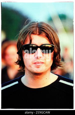 EMBRACE, PORTRAIT, READING FESTIVAL, 2000: Sänger Danny McNamara von Embrace Backstage beim Reading Festival, 26. August 2000. Foto: Rob Watkins. INFO: Embrace ist eine englische Rockband, die 1990 in West Yorkshire von den Brüdern Danny und Richard McNamara gegründet wurde. Bekannt für ihre emotionalen Hymnen und herzlichen Texte, sind ihre Hits „Gravity“ und „Ashes“. Sie genießen eine treue Fanbase. Stockfoto