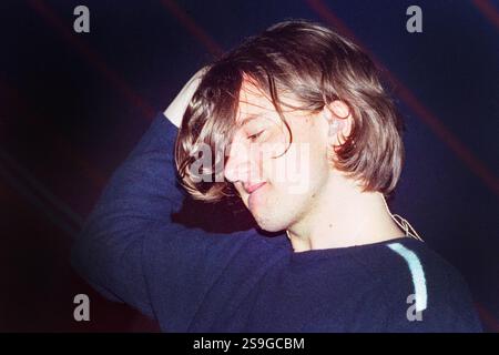 EMBRACE, READING FESTIVAL, 2000: Sänger Danny McNamara spielt mit Embrace beim Reading Festival, 26. August 2000. Foto: Rob Watkins. INFO: Embrace ist eine englische Rockband, die 1990 in West Yorkshire von den Brüdern Danny und Richard McNamara gegründet wurde. Bekannt für ihre emotionalen Hymnen und herzlichen Texte, sind ihre Hits „Gravity“ und „Ashes“. Sie genießen eine treue Fanbase. Stockfoto