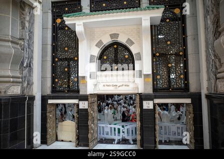 Mekka, Saudi-Arabien - 8. Juni 2024: Das Nabi-Tor, eines der Tore in Masjidil Haram, in Mekka, Saudi-Arabien. Hajj 2024. Stockfoto
