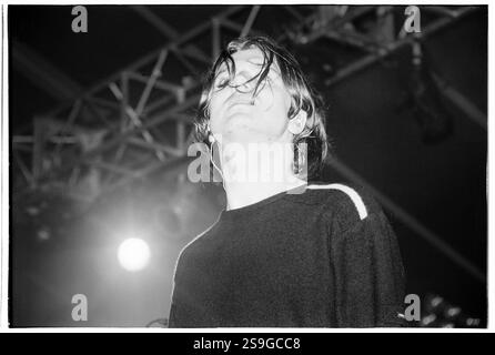 EMBRACE, READING FESTIVAL, 2000: Sänger Danny McNamara spielt mit Embrace beim Reading Festival, 26. August 2000. Foto: Rob Watkins. INFO: Embrace ist eine englische Rockband, die 1990 in West Yorkshire von den Brüdern Danny und Richard McNamara gegründet wurde. Bekannt für ihre emotionalen Hymnen und herzlichen Texte, sind ihre Hits „Gravity“ und „Ashes“. Sie genießen eine treue Fanbase. Stockfoto