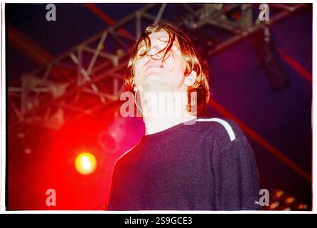 EMBRACE, READING FESTIVAL, 2000: Sänger Danny McNamara spielt mit Embrace beim Reading Festival, 26. August 2000. Foto: Rob Watkins. INFO: Embrace ist eine englische Rockband, die 1990 in West Yorkshire von den Brüdern Danny und Richard McNamara gegründet wurde. Bekannt für ihre emotionalen Hymnen und herzlichen Texte, sind ihre Hits „Gravity“ und „Ashes“. Sie genießen eine treue Fanbase. Stockfoto