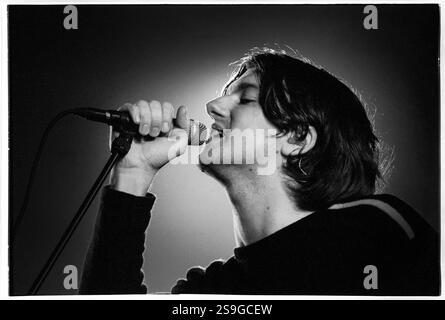 EMBRACE, READING FESTIVAL, 2000: Sänger Danny McNamara spielt mit Embrace beim Reading Festival, 26. August 2000. Foto: Rob Watkins. INFO: Embrace ist eine englische Rockband, die 1990 in West Yorkshire von den Brüdern Danny und Richard McNamara gegründet wurde. Bekannt für ihre emotionalen Hymnen und herzlichen Texte, sind ihre Hits „Gravity“ und „Ashes“. Sie genießen eine treue Fanbase. Stockfoto