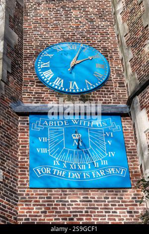 St Mary's Church, Barnes, London, England, Vereinigtes Königreich ein denkmalgeschütztes Gebäude der Klasse II - Nahaufnahme der Uhr und der Sonnenuhr auf dem Turm Stockfoto