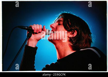 EMBRACE, READING FESTIVAL, 2000: Sänger Danny McNamara spielt mit Embrace beim Reading Festival, 26. August 2000. Foto: Rob Watkins. INFO: Embrace ist eine englische Rockband, die 1990 in West Yorkshire von den Brüdern Danny und Richard McNamara gegründet wurde. Bekannt für ihre emotionalen Hymnen und herzlichen Texte, sind ihre Hits „Gravity“ und „Ashes“. Sie genießen eine treue Fanbase. Stockfoto