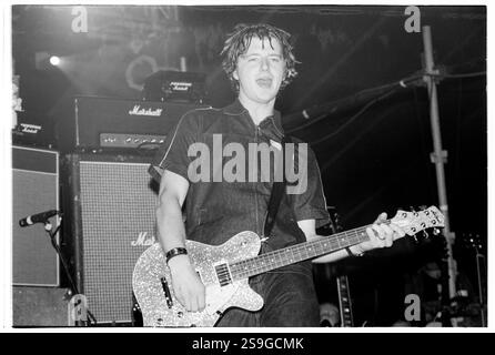 EMBRACE, READING FESTIVAL, 2000: Richard McNamara Gitarrist spielt mit Embrace beim Reading Festival, 26. August 2000. Foto: Rob Watkins. INFO: Embrace ist eine englische Rockband, die 1990 in West Yorkshire von den Brüdern Danny und Richard McNamara gegründet wurde. Bekannt für ihre emotionalen Hymnen und herzlichen Texte, sind ihre Hits „Gravity“ und „Ashes“. Sie genießen eine treue Fanbase. Stockfoto