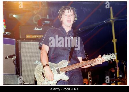 EMBRACE, READING FESTIVAL, 2000: Richard McNamara Gitarrist spielt mit Embrace beim Reading Festival, 26. August 2000. Foto: Rob Watkins. INFO: Embrace ist eine englische Rockband, die 1990 in West Yorkshire von den Brüdern Danny und Richard McNamara gegründet wurde. Bekannt für ihre emotionalen Hymnen und herzlichen Texte, sind ihre Hits „Gravity“ und „Ashes“. Sie genießen eine treue Fanbase. Stockfoto