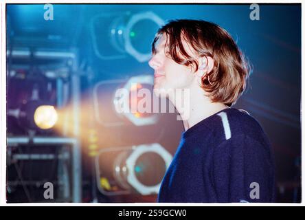 EMBRACE, READING FESTIVAL, 2000: Sänger Danny McNamara spielt mit Embrace beim Reading Festival, 26. August 2000. Foto: Rob Watkins. INFO: Embrace ist eine englische Rockband, die 1990 in West Yorkshire von den Brüdern Danny und Richard McNamara gegründet wurde. Bekannt für ihre emotionalen Hymnen und herzlichen Texte, sind ihre Hits „Gravity“ und „Ashes“. Sie genießen eine treue Fanbase. Stockfoto