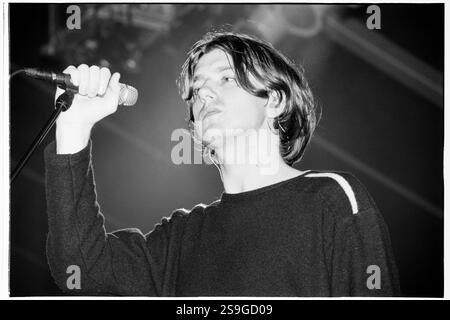 EMBRACE, READING FESTIVAL, 2000: Sänger Danny McNamara spielt mit Embrace beim Reading Festival, 26. August 2000. Foto: Rob Watkins. INFO: Embrace ist eine englische Rockband, die 1990 in West Yorkshire von den Brüdern Danny und Richard McNamara gegründet wurde. Bekannt für ihre emotionalen Hymnen und herzlichen Texte, sind ihre Hits „Gravity“ und „Ashes“. Sie genießen eine treue Fanbase. Stockfoto