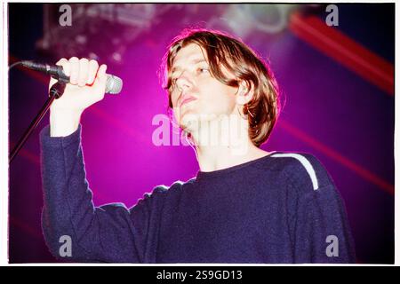 EMBRACE, READING FESTIVAL, 2000: Sänger Danny McNamara spielt mit Embrace beim Reading Festival, 26. August 2000. Foto: Rob Watkins. INFO: Embrace ist eine englische Rockband, die 1990 in West Yorkshire von den Brüdern Danny und Richard McNamara gegründet wurde. Bekannt für ihre emotionalen Hymnen und herzlichen Texte, sind ihre Hits „Gravity“ und „Ashes“. Sie genießen eine treue Fanbase. Stockfoto
