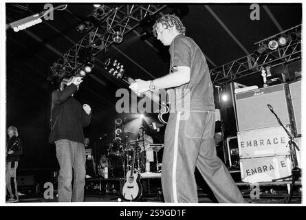 EMBRACE, READING FESTIVAL, 2000: Richard McNamara Gitarrist spielt mit Embrace beim Reading Festival, 26. August 2000. Foto: Rob Watkins. INFO: Embrace ist eine englische Rockband, die 1990 in West Yorkshire von den Brüdern Danny und Richard McNamara gegründet wurde. Bekannt für ihre emotionalen Hymnen und herzlichen Texte, sind ihre Hits „Gravity“ und „Ashes“. Sie genießen eine treue Fanbase. Stockfoto