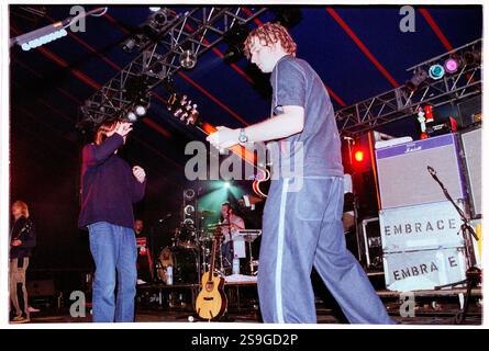 EMBRACE, READING FESTIVAL, 2000: Richard McNamara Gitarrist spielt mit Embrace beim Reading Festival, 26. August 2000. Foto: Rob Watkins. INFO: Embrace ist eine englische Rockband, die 1990 in West Yorkshire von den Brüdern Danny und Richard McNamara gegründet wurde. Bekannt für ihre emotionalen Hymnen und herzlichen Texte, sind ihre Hits „Gravity“ und „Ashes“. Sie genießen eine treue Fanbase. Stockfoto