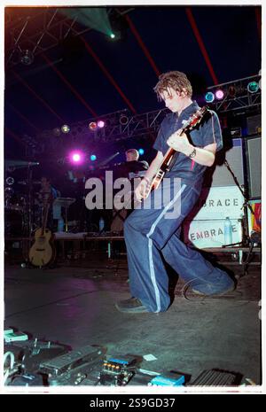 EMBRACE, READING FESTIVAL, 2000: Richard McNamara Gitarrist spielt mit Embrace beim Reading Festival, 26. August 2000. Foto: Rob Watkins. INFO: Embrace ist eine englische Rockband, die 1990 in West Yorkshire von den Brüdern Danny und Richard McNamara gegründet wurde. Bekannt für ihre emotionalen Hymnen und herzlichen Texte, sind ihre Hits „Gravity“ und „Ashes“. Sie genießen eine treue Fanbase. Stockfoto