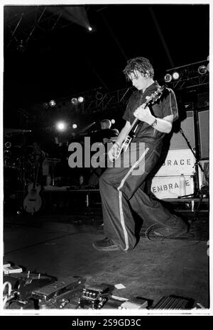 EMBRACE, READING FESTIVAL, 2000: Richard McNamara Gitarrist spielt mit Embrace beim Reading Festival, 26. August 2000. Foto: Rob Watkins. INFO: Embrace ist eine englische Rockband, die 1990 in West Yorkshire von den Brüdern Danny und Richard McNamara gegründet wurde. Bekannt für ihre emotionalen Hymnen und herzlichen Texte, sind ihre Hits „Gravity“ und „Ashes“. Sie genießen eine treue Fanbase. Stockfoto