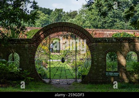 Das Spider Gate bildet den Eingang zum ummauerten Garten in Hoveton Hall Gardens in der Nähe von Wroxham, Norfolk, England Stockfoto