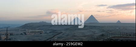 Gizeh Pyramidenkomplex bei Sonnenaufgang, Kairo, Ägypten. Gizeh Nekropolis. Stockfoto