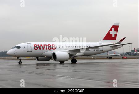 Ein Passagierflugzeug der Schweizer Fluggesellschaft Swiss vom Typ Airbus A220-100 auf dem Flughafen Zürich ZRH. Ein Passagierflugzeug der Schweizer Fluggesellschaft Swiss vom Typ Airbus A220-100 auf dem Flughafen Zürich ZRH. Zürich Kanton Zürich Schweiz *** ein Airbus A220 100 Passagierflugzeug der Swiss Airline Swiss am Flughafen Zürich ZRH ein Airbus A220 100 Passagierflugzeug der Swiss Airline Swiss am Flughafen Zürich ZRH Kanton Zürich Schweiz Stockfoto