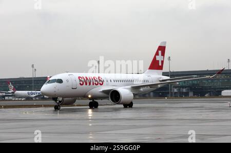 Ein Passagierflugzeug der Schweizer Fluggesellschaft Swiss vom Typ Airbus A220-100 auf dem Flughafen Zürich ZRH. Ein Passagierflugzeug der Schweizer Fluggesellschaft Swiss vom Typ Airbus A220-100 auf dem Flughafen Zürich ZRH. Zürich Kanton Zürich Schweiz *** ein Airbus A220 100 Passagierflugzeug der Swiss Airline Swiss am Flughafen Zürich ZRH ein Airbus A220 100 Passagierflugzeug der Swiss Airline Swiss am Flughafen Zürich ZRH Kanton Zürich Schweiz Stockfoto