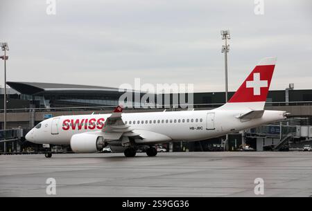 Ein Passagierflugzeug der Schweizer Fluggesellschaft Swiss vom Typ Airbus A220-100 auf dem Flughafen Zürich ZRH. Ein Passagierflugzeug der Schweizer Fluggesellschaft Swiss vom Typ Airbus A220-100 auf dem Flughafen Zürich ZRH. Zürich Kanton Zürich Schweiz *** ein Airbus A220 100 Passagierflugzeug der Swiss Airline Swiss am Flughafen Zürich ZRH ein Airbus A220 100 Passagierflugzeug der Swiss Airline Swiss am Flughafen Zürich ZRH Kanton Zürich Schweiz Stockfoto