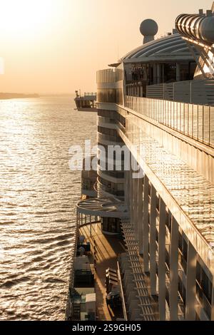 Das Kreuzfahrtschiff segelt auf der Elbe in den Sonnenuntergang und in Richtung offenes Meer. Stockfoto