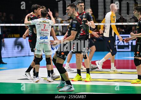 Nikolov Aleksandar (Cucine Lube Civitanova) feiert nach dem Punkt beim Finale des Del Monte Coppa Italia – Cucine Lube Civitanova gegen Rana Verona, italienisches Volleyball-WM-Spiel in Bologna, Italien, 26. Januar 2025 Stockfoto