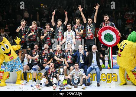 Cucine Lube Civitanova feiert auf dem Podium nach dem Sieg des Finalturniers – Coppa Italia Superlega beim Del Monte Coppa Italia – Finale – Cucine Lube Civitanova gegen Rana Verona, italienischer Volleyball-Cup in Bologna, Italien, 26. Januar 2025 Stockfoto