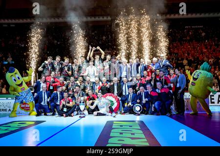 Cucine Lube Civitanova feiert auf dem Podium nach dem Sieg des Finalturniers – Coppa Italia Superlega beim Del Monte Coppa Italia – Finale – Cucine Lube Civitanova gegen Rana Verona, italienischer Volleyball-Cup in Bologna, Italien, 26. Januar 2025 Stockfoto