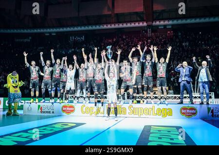Cucine Lube Civitanova feiert auf dem Podium nach dem Sieg des Finalturniers – Coppa Italia Superlega beim Del Monte Coppa Italia – Finale – Cucine Lube Civitanova gegen Rana Verona, italienischer Volleyball-Cup in Bologna, Italien, 26. Januar 2025 Stockfoto