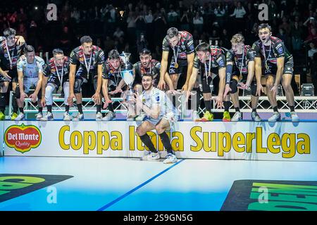 Cucine Lube Civitanova feiert auf dem Podium nach dem Sieg des Finalturniers – Coppa Italia Superlega beim Del Monte Coppa Italia – Finale – Cucine Lube Civitanova gegen Rana Verona, italienischer Volleyball-Cup in Bologna, Italien, 26. Januar 2025 Stockfoto