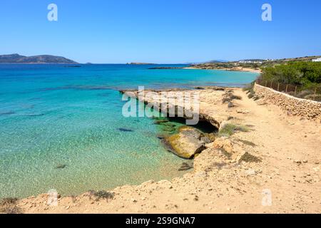Ano Koufonisi Strand mit Felsen und azurblauem Meerwasser. Kleine Kykladen, Griechenland Stockfoto