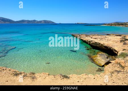 Ano Koufonisi Strand mit Felsen und azurblauem Meerwasser. Kleine Kykladen, Griechenland Stockfoto