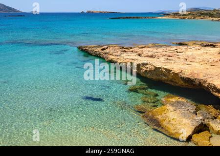 Ano Koufonisi Strand mit Felsen und azurblauem Meerwasser. Kleine Kykladen, Griechenland Stockfoto