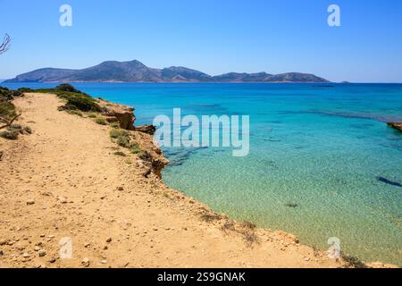 Ano Koufonisi Strand mit azurblauem Meerwasser. Keros Insel im Hintergrund. Kleine Kykladen, Griechenland Stockfoto