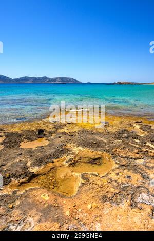 Ano Koufonisi Strand mit Felsen und azurblauem Meerwasser. Kleine Kykladen, Griechenland Stockfoto