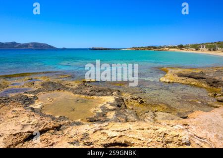 Ano Koufonisi Strand mit Felsen und azurblauem Meerwasser. Kleine Kykladen, Griechenland Stockfoto