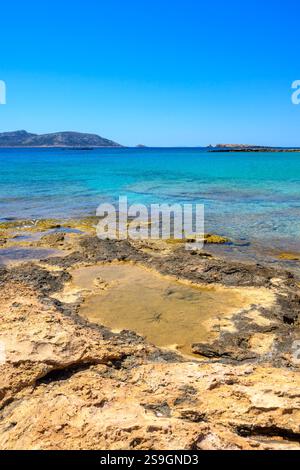 Ano Koufonisi Strand mit Felsen und azurblauem Meerwasser. Kleine Kykladen, Griechenland Stockfoto