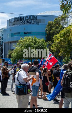 Die Demonstranten treffen sich mit Fahnen in der Nähe der John Cain Arena, in der die australische Open für eine Kundgebung stattfindet. Tausende von Menschen versammelten sich am Invasionstag 2025 in Melbourne, um sich für Rechte und Gerechtigkeit der Indigenen einzusetzen. Die Veranstaltung hob die Forderungen nach Landrechten, Wahrheitsfindung und Anerkennung der australischen Kolonialgeschichte hervor. Während sie durch die Stadt marschierten, trugen die Demonstranten Banner mit Botschaften wie „Always Was, Always Be Aboriginal Land“. Die Kundgebung enthielt Reden, Gesänge und kulturelle Darbietungen, die die Stimmen der First Nations verstärkten und sich für einen systemischen Wandel in Melbourne, Australi, einsetzten Stockfoto