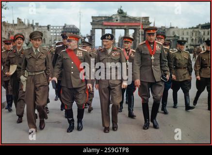 FELDMARSCHALL MONTGOMERY UND RUSSISCHE GENERÄLE AM BRANDENBURGER TOR IN BERLIN, 12. JULI 1945. Der stellvertretende Oberbefehlshaber der Roten Armee, Marschall G Schukow, der Kommandeur der 21. Armeegruppe, Feldmarschall Sir Bernard Montgomery, Marschall K Rokossovsky und General Sokolovsky der Roten Armee verlassen nach der Zeremonie das Brandenburger Tor. Stockfoto