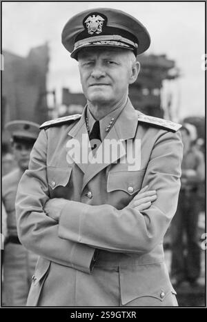 NIMITZ Chester William Nimitz (24. Februar 1885 – 20. Februar 1966) war ein Flottenadmiral in der United States Navy. Er spielte eine wichtige Rolle in der Geschichte der Marine des Zweiten Weltkriegs als Kommandant in Chief, US Pacific Fleet und Kommandant in Chief, Pacific Ocean Areas und kommandierte alliierte Luft-, Land- und Seestreitkräfte während des Zweiten Weltkriegs Oberbefehlshaber, US-Pazifik-Flotte, japanischer Militärveteran. Admiral Nimitz kehrte aus dem Zweiten Weltkrieg als amerikanischer Held zurück. Er erhielt einen Gold Star von Präsident Truman und Siegesparaden in mehreren Städten Stockfoto