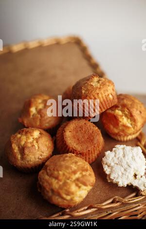 Muffin als kleiner Kuchen auf Holztisch. Stockfoto