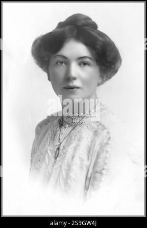 PANKHURST 1900er Jahre monochromes fotografisches weiches Studio-Porträt von Christabel Pankhurst, Kopf und Schultern, Vollgesicht, weiße Einfassung, Tochter der bekannten britischen Suffragette Emmeline Pankhurst. Christabel Harriette Pankhurst (* 22. September 1880 – 13. Februar 1958) war eine britische Suffragettin in Manchester. Sie war Mitbegründerin der Women's Social & Political Union (WSPU) und leitete ihre militanten Aktionen vom französischen Exil aus von 1912 bis 1913. 1914 unterstützte sie den Krieg gegen Deutschland. Nach dem Krieg zog sie in die Vereinigten Staaten als Evangelistin für die Second Adventist Movement Stockfoto