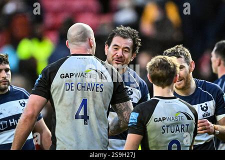 Bristol, Großbritannien. 26. Januar 2025; Ashton Gate, Bristol, England; Gallagher Premiership Rugby, Bristol Bears gegen Newcastle Falcons; Lock Sebastian de Chaves aus Newcastle und hintere Reihe Steven Luatua von Bristol Bears tauschen sich nach dem letzten Whistle ein Wort aus. Credit: Action Plus Sports Images/Alamy Live News Stockfoto