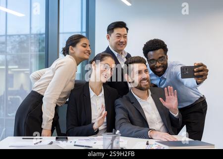 Verschiedene Unternehmensgruppen zusammen, Menschen in Geschäftskleidung am Arbeitsplatz im Büro, die Selfie-Fotos per Telefon machen. Stockfoto