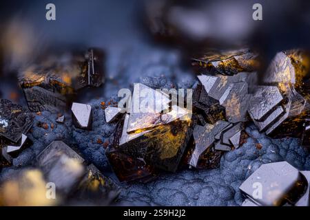 Schwarze und gelbe Kristalle von Korkit auf Oxid. Exemplar aus der Mine Serra da Mina, Cercal, Portugal. Mikrofotografie extreme Nahaufnahme. Mikroskop Stockfoto