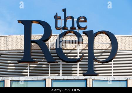 „REP“-Schild auf dem Birmingham Repertoire, Theateraufführungsort, Centenary Square, uk Stockfoto