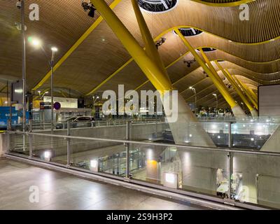 Madrid, Spanien; 7. November 2024: Besuch des Terminals 4 des Flughafens Madrid-Barajas: Adolfo Suarez. Dies ist ein Schlüsselterminal am Madrider Adolfo Suárez Baraja Stockfoto