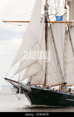 Die Denis Sullivan segelt auf dem Lake Superior während des Tall Ships Festival in Duluth, Minnesota. Stockfoto