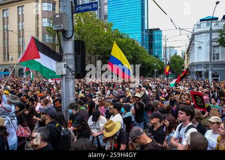 Fahnen fliegen über die Menschenmenge, die sich vor dem Parlament von Victoria während der „Invasion Day“-Kundgebung versammelt hat, um gegen den Australia National Day zu protestieren, um indigene Australier zu unterstützen. Die Kundgebungen zum „Invasionstag“ sind weit verbreitet: Am 26. Januar veranstalten die meisten Hauptstädte zahlreiche Proteste und Veranstaltungen, um die indigene Kultur an einem Tag zu feiern, der als Trauer für viele Menschen der First Nations betrachtet wird. Die Polizei von Victoria sagte, dass sie eine „sehr sichtbare Präsenz“ im gesamten CBD von Melbourne hatten, wo 25.000 vom Parlamentsgebäude zur Flinders Street marschierten und gegen 16:00 Uhr endeten. Stockfoto
