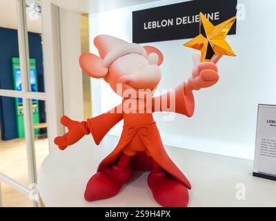 Ein farbenfroher Charakter in einem roten Gewand mit einem Stern leuchtet hell auf einem Display Stockfoto